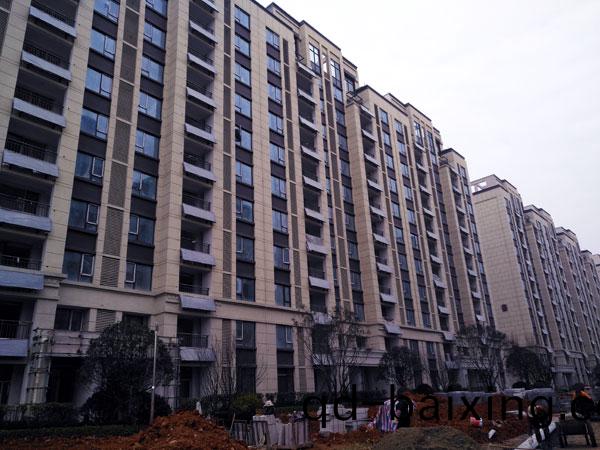 高層住宅陽(yang)檯壁掛式太陽能(neng)熱水係統(tong)解決方(fang)案