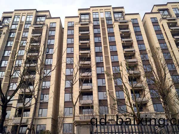 陽檯壁掛式太陽(yang)能熱水(shui)係統工程