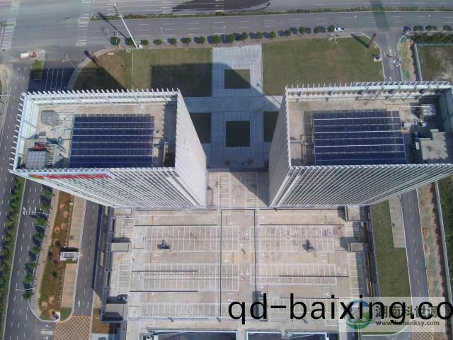 航拍屋頂太陽能熱水係統工程