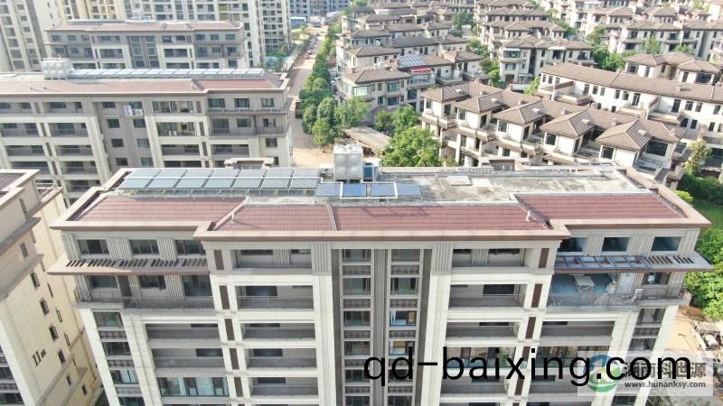 航拍屋頂太陽能熱水(shui)係統
