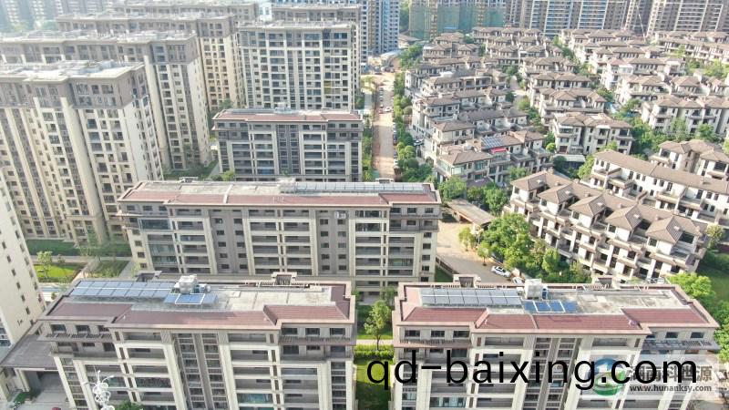 航拍屋頂太陽能熱(re)水係統(tong)