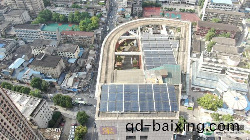 航(hang)拍(pai)屋頂(ding)太(tai)陽能熱水係統